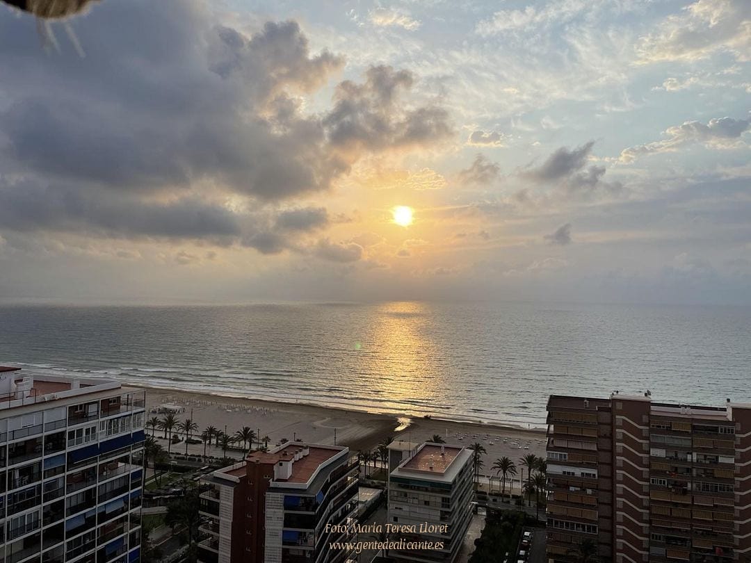 #GentedeAlicante 😍🌴☁️🌅⛱️ bonita vista de la playa de Muchavista en El Campello con la que comenzar el día. 😎
.
#Alicante #elcampello #LaMillorTerretadelMón #España #CostaBlanca #lanuvees #spain