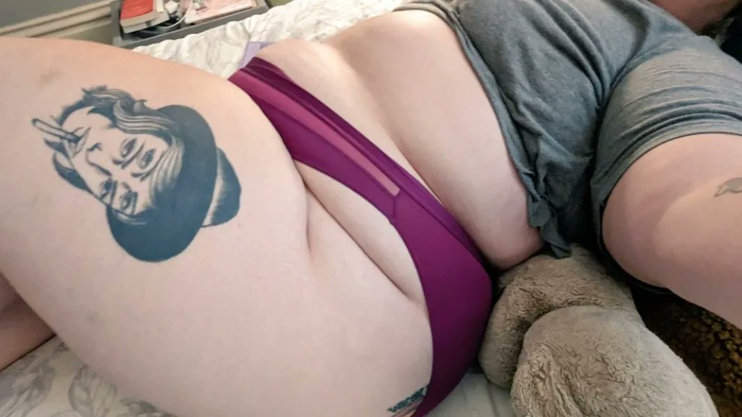 Here's your chance to pleasure me, shy subs 😉 ~  throne.com/goddesszoe/wis…