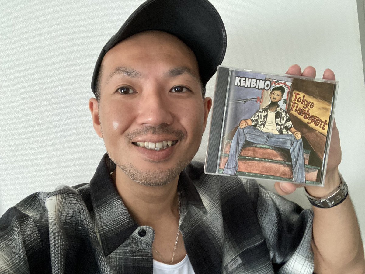 ついにCD製品が完成しました！㊗️👏
ケンビーノ2ndアルバム
『Tokyo Flamboyant』

まるで小説みたいなこの街の、俺の話です。
どうしても歌詞カード付きで聴いて欲しい。

価格1000円。
これから各地で販売・ライブ物販開始します！
ご購入いただける方は是非DMにて！🤙