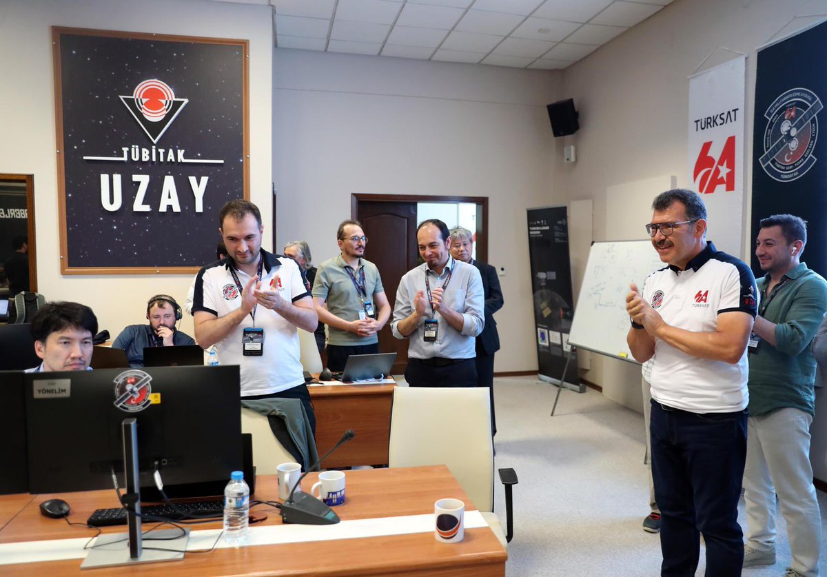 ProfHasanMandal's tweet photo. 🇹🇷🛰️ TÜRKSAT 6A’da İlklere İmza Atmaya Devam Ediyoruz!

Ülkemizin Yerli ve Milli ilk haberleşme uydusu olan TÜRKSAT 6A’nın ikinci ateşlemesi de başarıyla gerçekleşti!

Bu tarihi ana @tubitakuzay’da bu başarının mimarları ile beraber tanıklık ettik!

10 yılı aşkın bir emeğin ellerimizde yeşermesine ve büyümesine canlı tanıklık etmekten ve #MilliTeknolojiHamlesi hedeflerimize bir adım daha yaklaşmaktan dolayı gururluyuz!

@tubitakuzay, @TUSAS_TR, @aselsan, @CTechBilisim ve @turksat ekipleri ülkemiz için “Birlikte Çalışma, Birlikte Öğrenme ve Birlikte Başarma” öyküsü yazıyorlar. Hepsini yürekten kutluyor ve tebrik ediyorum. 

#UzaydaTürkizi