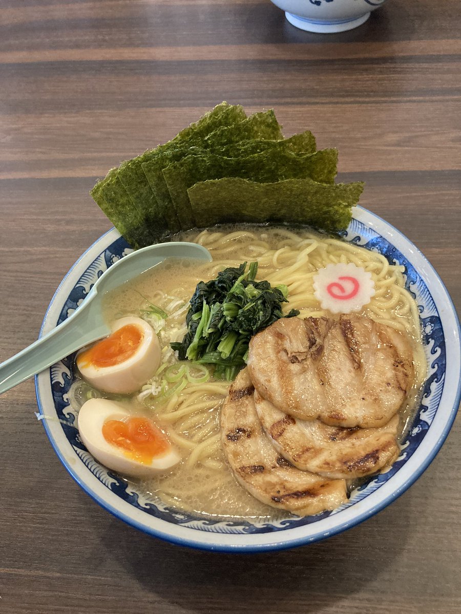 kohken127's tweet photo. 本日のランチ！
本日のラーメン！
特製濃厚豚骨醤油ラーメン！

#ランチ
#ラーメン https://t.co/lMyVvWe6sC
