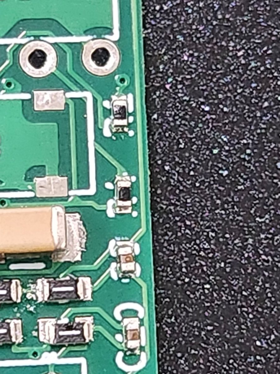 WithRobo_2021's tweet photo. ペーストはんだ・ミニホットプレートを使って，
自作回路に初めての表面実装をやってみた．

1枚目はすべて手ではんだ付けしてみたため，
改めてペーストはんだ・ミニホットプレートを使った実装の便利さを実感できた．

仕上がりも比較的きれいでよい感じ．
初めてはんだが解ける瞬間も少し感動． https://t.co/vgHEEQzkD0