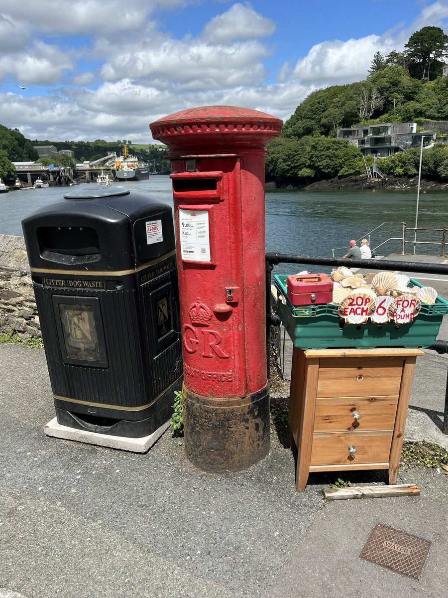 KQuiddington's tweet photo. #postboxsaturday Wedged between shells for sale and a bin! Spotted at Fowey https://t.co/8HuftA6zHF