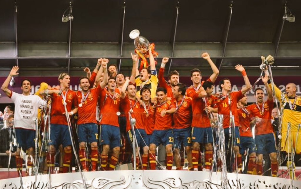 footballmemorys's tweet photo. Spain celebrate winning the European Championship back in 2012

#Spain #Española #Euro2012 #Football https://t.co/wE7qTtauIX