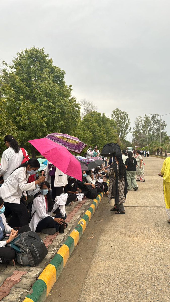 Ananya4704's tweet photo. Strike against wmch college ptk due to:
Academic deficiencies n lack of infrastructure, no mbbs/md professors, no practical work in college.voltage n water issues in hostels.threatenings by the management to cut down attendance and internal assessment,physical n mental harassment https://t.co/FntzHBXkzm