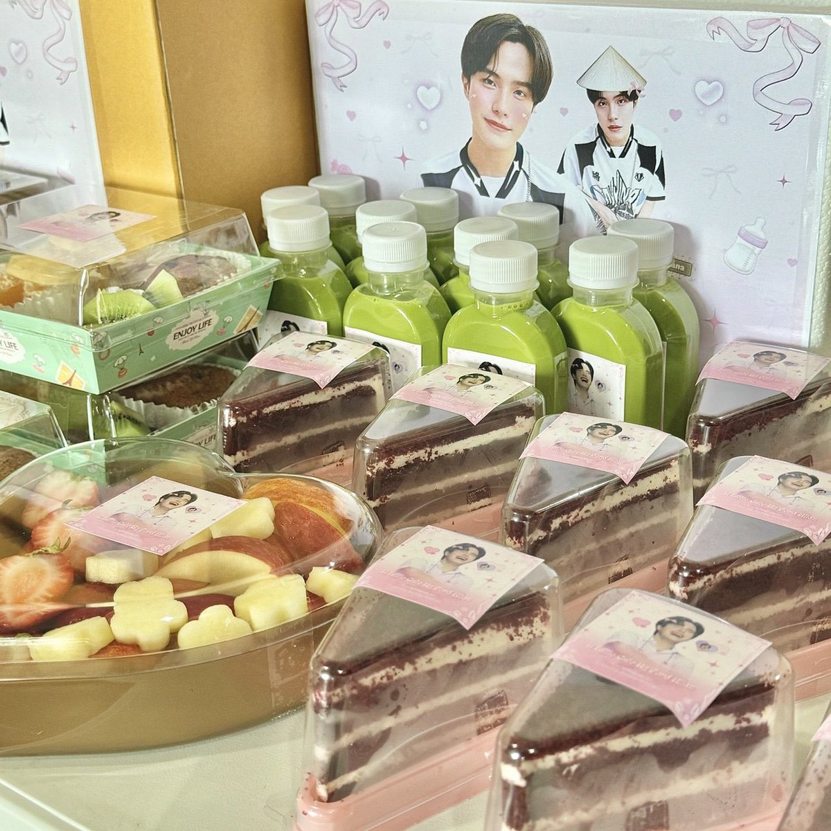 ffordfamily's tweet photo. Thank you so much for the Food Support😋🍰
Food Support by : @linhiiana
#FordAllan
#FFordFoodSupport https://t.co/PgIFeAsWy5