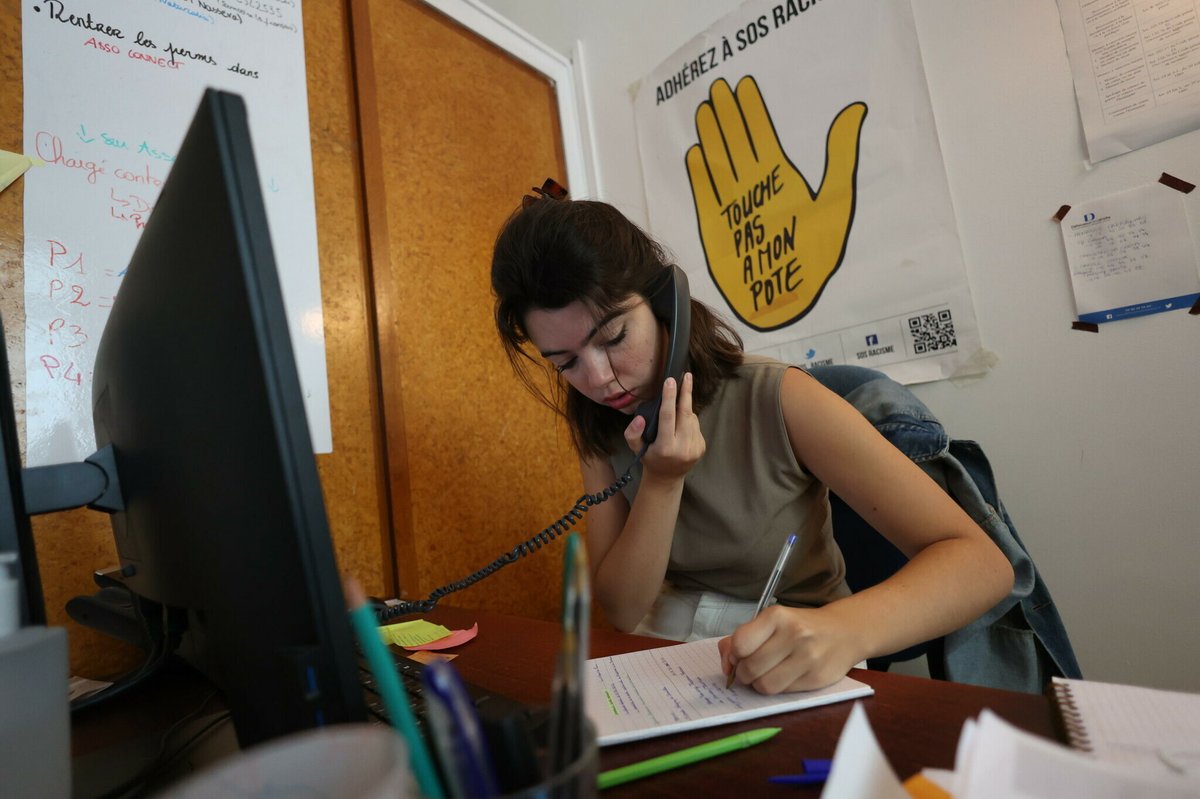 Depuis les résultats records du RN aux Européennes du 9 juin, la permanence de SOS racisme reçoit beaucoup plus d'appels de victimes d'actes ou de paroles racistes

«Les gens sont devenus fous», témoigne Esther, qui écoute et oriente les victimes

➡️ l.leparisien.fr/UQNt