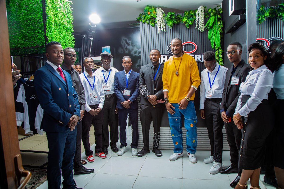 hatiperi_wacho's tweet photo. Words can’t express my gratitude for @jahprayzah 🐐 and his team for gracing our official opening ceremony with their presence. 

I am just a small boy with Big Dreams and I’m more than Grateful my brother Jah Prayzah drove all the way to cut the ribbon and make my day a great one!

This branch specialises in corporate wear as well as street wear. We are at Long Cheng Plaza shop 97