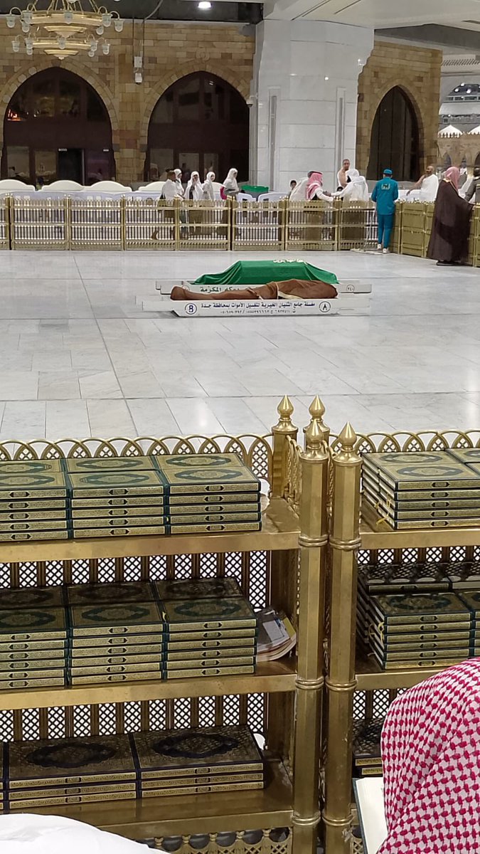 alsayg's tweet photo. الدكتور عبد الجواد الصاوي - رحمه الله - كان مُعلّق القلب بالحرم ، حلس اروقته ، وجليس صحنه ، ومديم الطواف بالبيت .. وحين ودّع الدنيا ، كأنّ الله - وهو الظنّ بالكريم سبحانه - جبره بأن جعل الحرم آخر محطاته من الدنيا ، وتراب مكة كفنه ، ومسجدها الحرام جاره .

رحمك الله وغفر لك وأحسن إليك فلكم كنت مُحسناً .