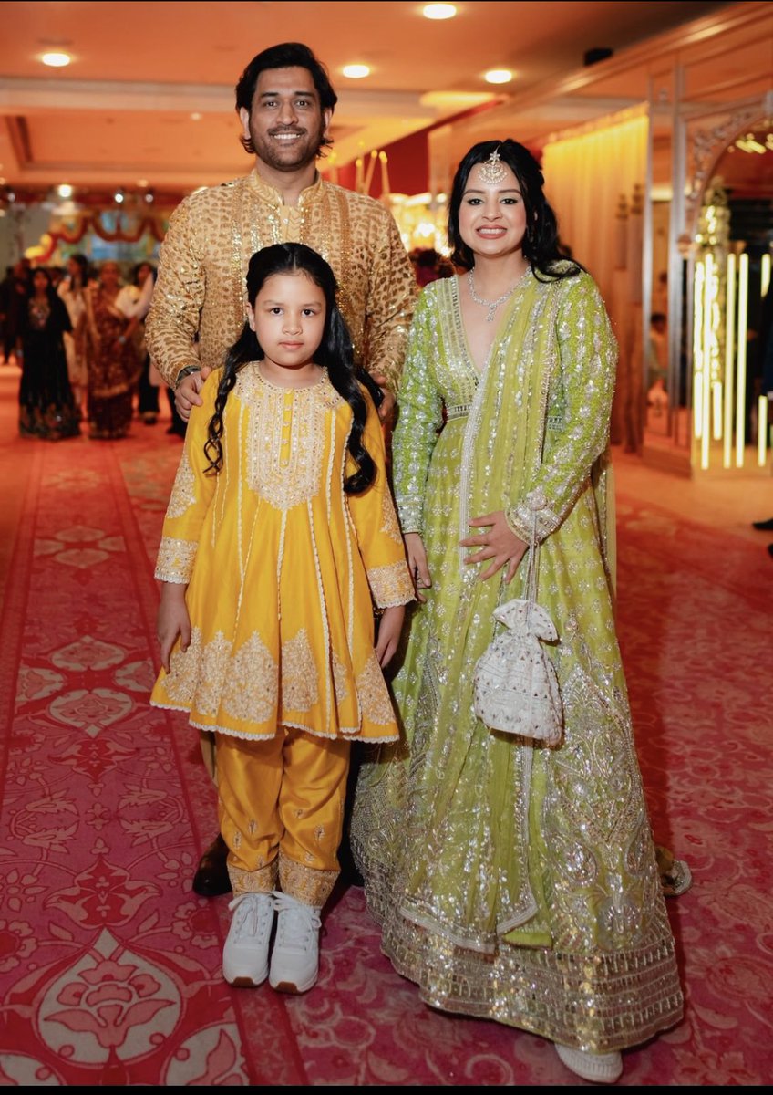 TeamMSDhoniRaj's tweet photo. Awwww such a beautiful family pic

#MSDhoni 🧿❤️ @msdhoni @SaakshiSRawat #AnantRadhikaCelebration #AnantRadhikaWedding #Mumbai https://t.co/xSegdj2YKE