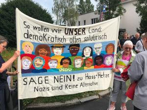 aktionfsa's tweet photo. Mit JOGIDA gegen PEDIGA
Rote Karte gegen Re-Migrationsphantasien
https://t.co/n8wRdGtJW4
Wir meiden X=Twitter, A-FsA auch auf https://t.co/G2eMIkcHoD
#JOGIDA #PEDIGA #ReMigrationsphantasien #Rechtsaußen #NeoNazis #AfD #Faschisten #Rassismus #Sellner #Grundrechte #Menschenrechte https://t.co/ocCLtMi38P