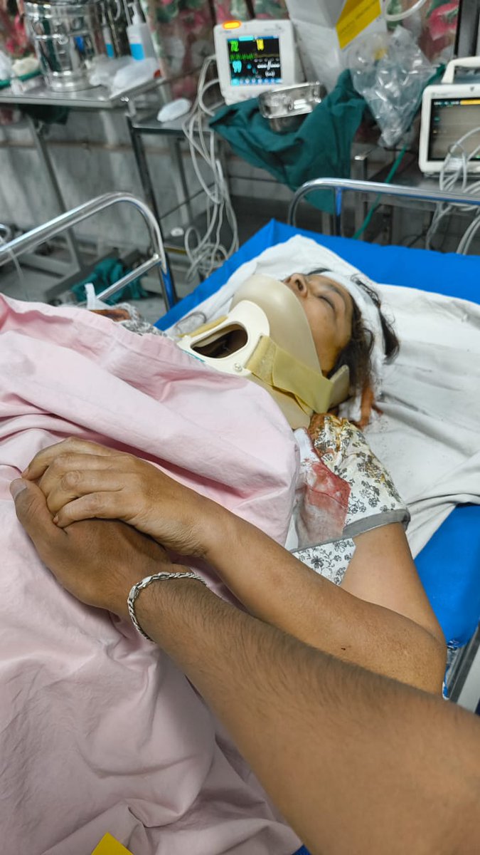 Sun_Pasupuleti's tweet photo. Shri @siddaramaiah avre @DKShivakumar avre Dear CM/DCM Andhra Pradesh &amp; Karnataka, Mrs Uma, aged 55 years, resident of Bangalore, met with an unfortunate accident in Tirumala Kshetram, needs urgent help. I kindly and sincerely request immediate assistance. contact +918792198234 https://t.co/01LPO5UP3B