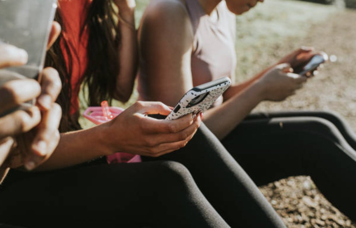 YourSocialXpert's tweet photo. According to a report there has been a rise in consumer spending within social apps, with cumulative spend already at $3.2 billion in the first half of 2021 - up 50% year-over-year! #socialspending #socialmarketing #consumerspending #consumerreport #purchaseinapp https://t.co/186QfCQB6S