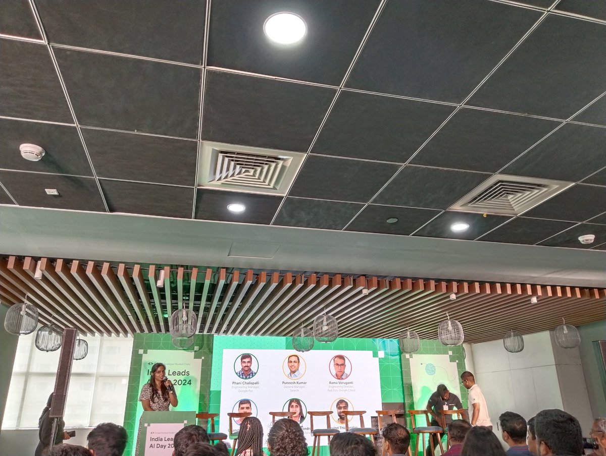 sshiwangi770's tweet image. At the Gen AI day #googledeveloperstudentclubs #genaiday @GoogleDevsIN