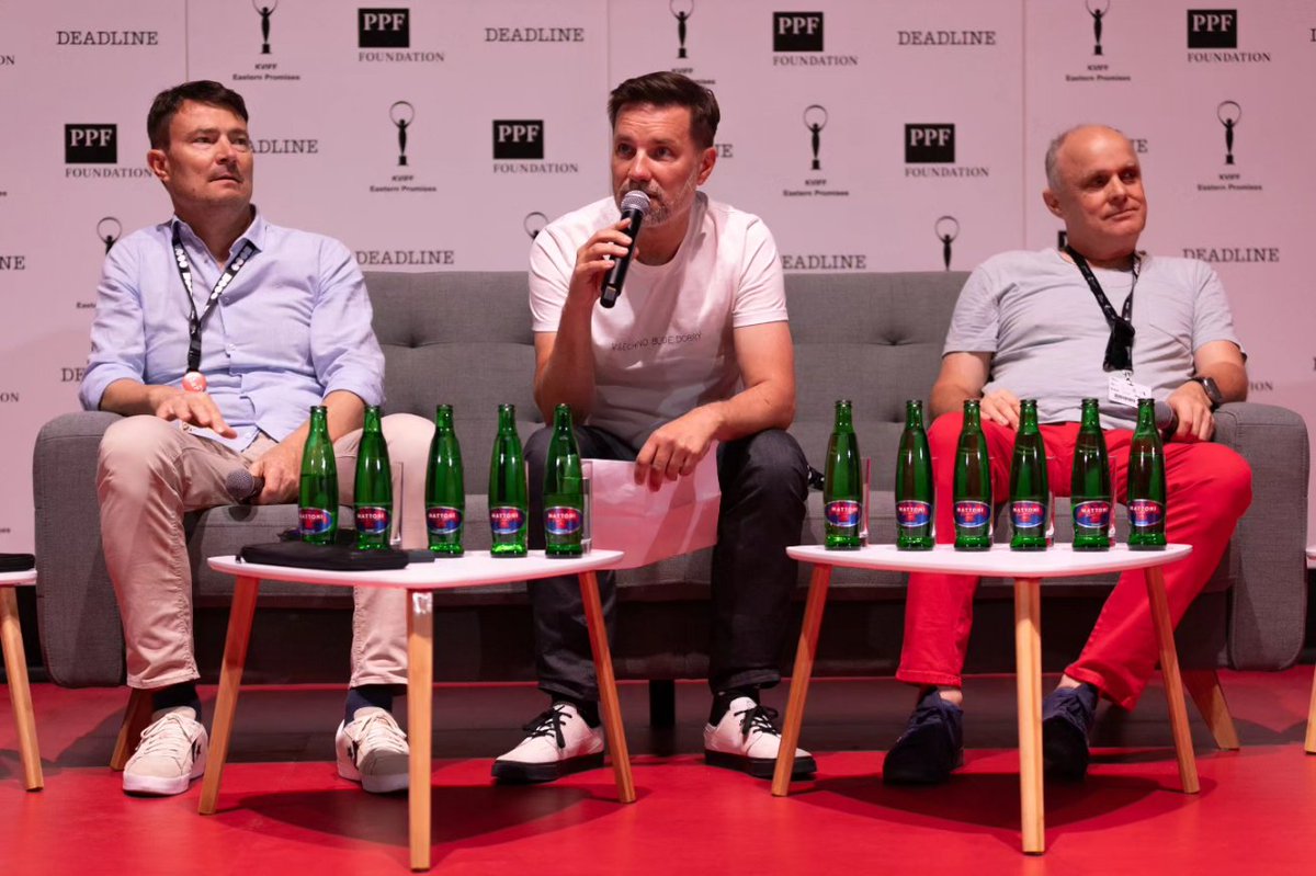 vratislav's tweet photo. #bilance Jako každý rok jsme s APA na @KVIFF shrnuli předchozí rok v české audiovizi.  Tady jsou hlavní čisla:

➡️ obrat audiovizuálních společnosti byl 13,5 miliardy, druhý nejlepší rok v historii

➡️ o 24% rostla původní domácí tvorba (film, TV, online) na 2,1 miliardy, z nichž už 60% tvoří televize a platformové projekty

➡️ obrat zahraničních zakázek byl 9,1 miliardy, pokles o 18%, způsobený stávkou scénaristů a herců v Americe, ale také zavřenými pobídkami

➡️ obrat reklamy byl 2,14 miliardy, pokles o 13%

➡️ do kin přišlo v roce 2023 13,3 milionů diváků, což je pod úrovní roku 2016, a tržby byly díky vyššímu průměrnému vstupnému 2,3 mld. 

➡️ v prvních pěti měsících roku 2024 však do kin dorazilo jen 4,6 mil. diváků, tedy o 10,2 % méně než za stejné období v roce 2023 a v letošním roce můžeme očekávat propad návštěvnosti

Detaily a kontext ve videu na @KVIFFTV ▶️ https://t.co/azXPtwqQbm

Všechna data ➡️ https://t.co/1ylcrsINtO

#audiovize #asociaceproducentu #kviff