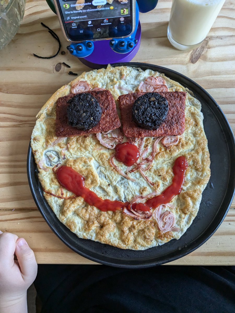 BigcraigCraig's tweet photo. @absoluteradio up making my daughter her favourite breakfast https://t.co/70O1xjGscH