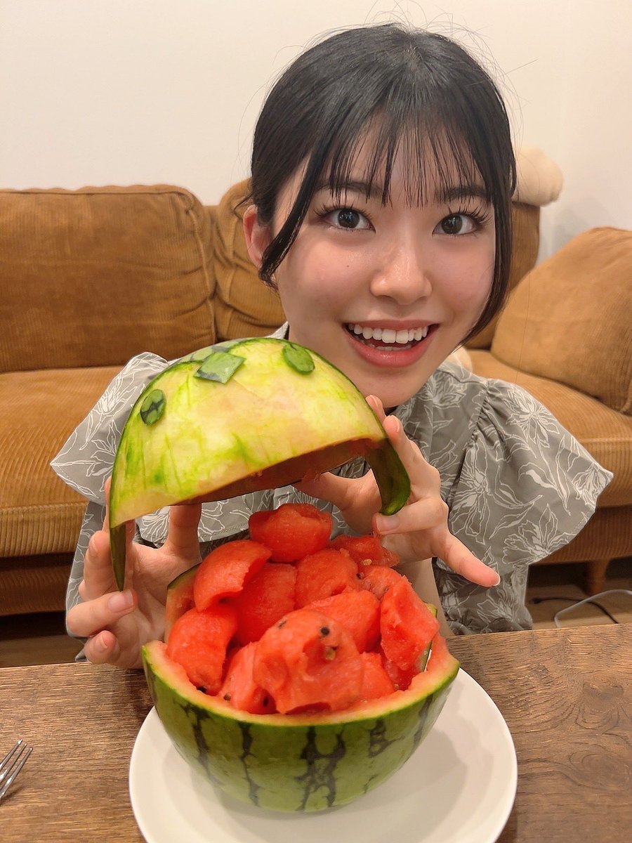 kojii7627's tweet photo. Let's eat watermelon! #KuroshimaSakura #黒島咲花 #NMB48 https://t.co/UmnW80IJaP