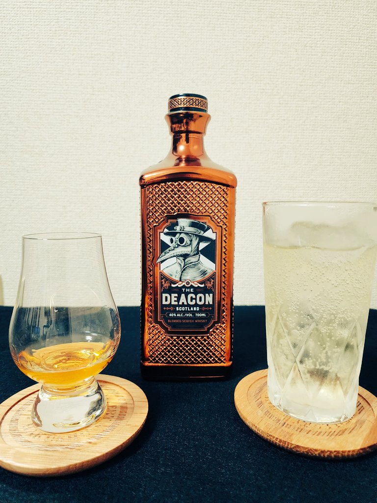 miracle_dyna's tweet photo. やっとディーコン手に入れた！
発売前からボトルカッコいいと思って欲しかったからめちゃくちゃうれしい！

売場で見つけたとき声だしちゃった
実際に見てもお洒落💯
味はスモーキで好み

飲み干したらネックレス置きにする

#ザ・ディーコン
#ディーコン
#ウイスキー https://t.co/iii7pLnQux