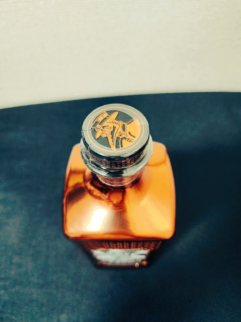 miracle_dyna's tweet photo. やっとディーコン手に入れた！
発売前からボトルカッコいいと思って欲しかったからめちゃくちゃうれしい！

売場で見つけたとき声だしちゃった
実際に見てもお洒落💯
味はスモーキで好み

飲み干したらネックレス置きにする

#ザ・ディーコン
#ディーコン
#ウイスキー https://t.co/iii7pLnQux