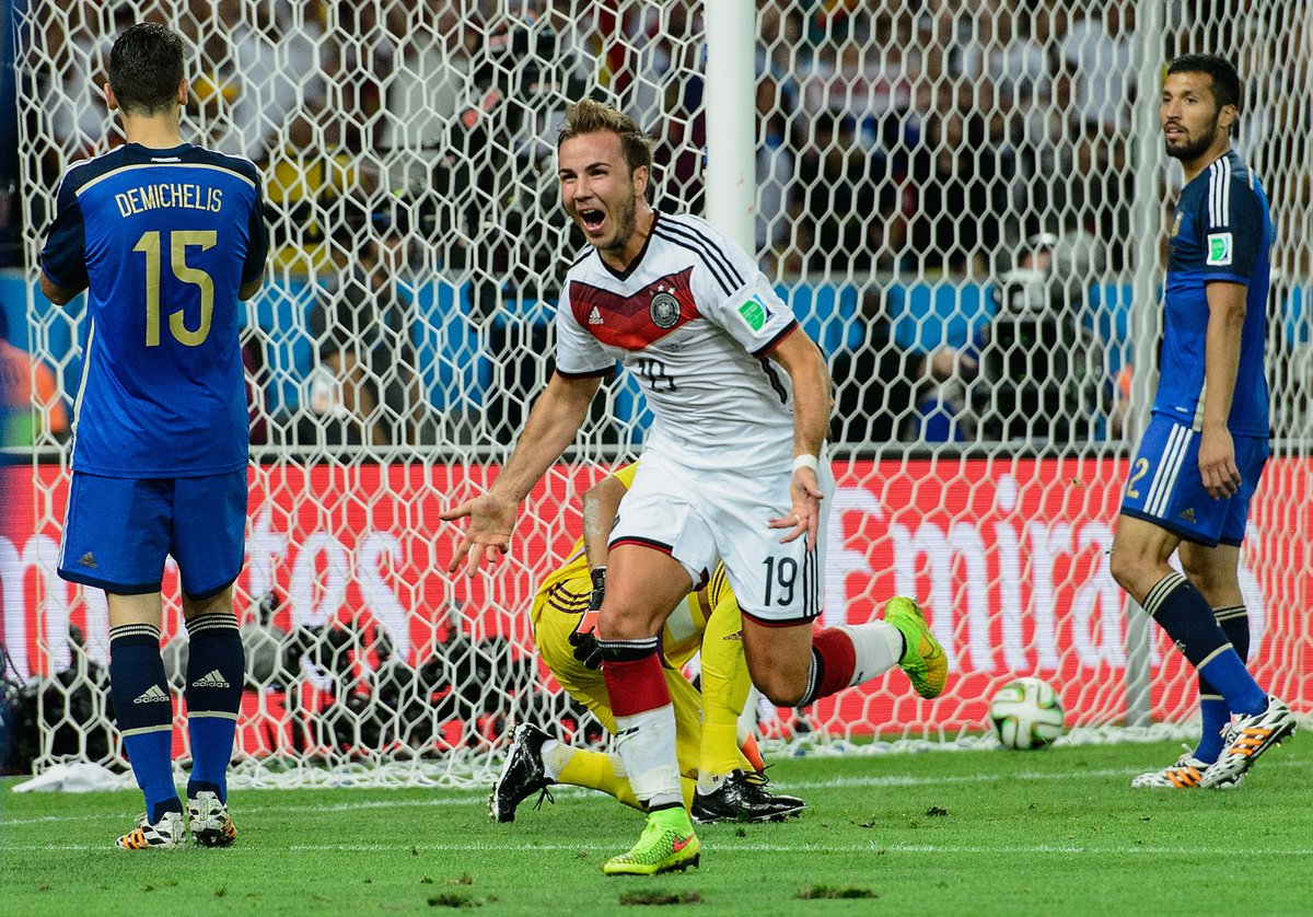 DFB_Team's tweet image. Heute vor genau 1️⃣0️⃣ Jahren: Unsere magische Nacht von Rio! 🏆

Die Zeit rennt, oder? Schreibt uns in die Kommentare, wie ihr das Finale damals verfolgt habt. 😍🎉

#dfbteam #weltmeister | 📸 Getty, IMAGO