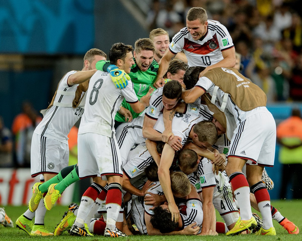 DFB_Team's tweet image. Heute vor genau 1️⃣0️⃣ Jahren: Unsere magische Nacht von Rio! 🏆

Die Zeit rennt, oder? Schreibt uns in die Kommentare, wie ihr das Finale damals verfolgt habt. 😍🎉

#dfbteam #weltmeister | 📸 Getty, IMAGO