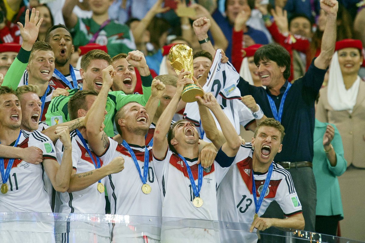 DFB_Team's tweet image. Heute vor genau 1️⃣0️⃣ Jahren: Unsere magische Nacht von Rio! 🏆

Die Zeit rennt, oder? Schreibt uns in die Kommentare, wie ihr das Finale damals verfolgt habt. 😍🎉

#dfbteam #weltmeister | 📸 Getty, IMAGO