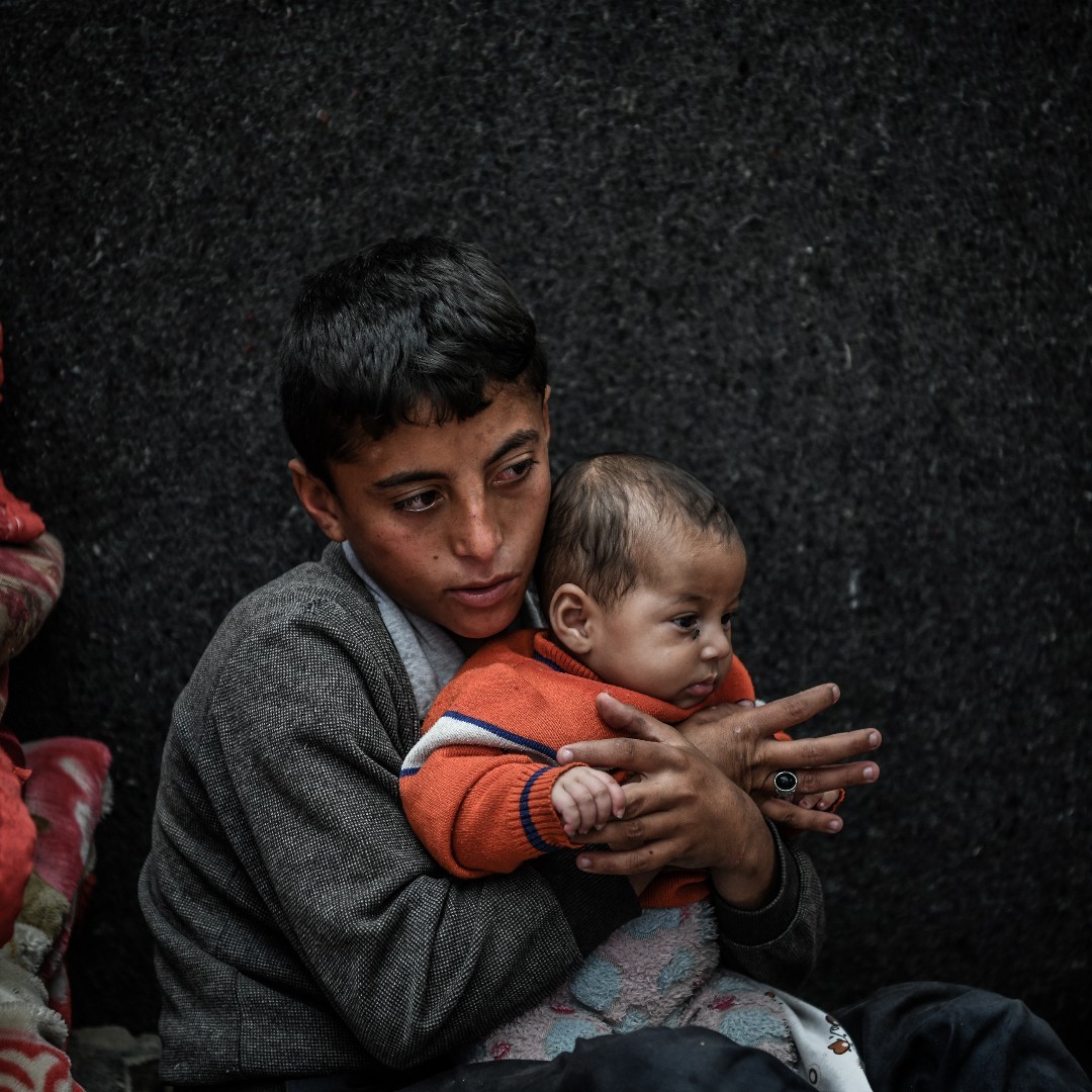 unicef_es's tweet photo. "Cuando abrazo a mi hermanita, siento una felicidad que recorre todo mi cuerpo y me hace olvidar el horror de la guerra y la destrucción a nuestro alrededor," nos cuenta Mohammad, de 11 años, de Gaza. "La quiero muchísimo" ❤️‍🩹
Niñas y niños en Gaza necesitan un alto el fuego YA https://t.co/1TG0ss7suc