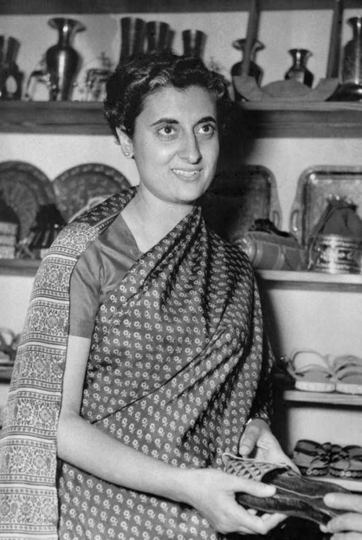 KraantiKumar's tweet photo. क्या आपातकाल आपातकाल लगा रखा है. जिसे काला दिवस मनाना मनाए. लेकिन इस बात भी बहस होनी चाहिए इंदिरा गांधी ने आपातकाल किस मजबूरी में लगाया.

दुनिया दो हिस्सों में विभाजित थी. अमेरिका पाकिस्तान के साथ था और रूस भारत के पक्ष में था. शीत युद्ध का दौर था. चीन से भी रिश्ते अच्छे नही थे.

इंदिरा गांधी सरकार को न्यायपालिका और विपक्ष जनता के हित में काम करने नही दे रहा था. न्यायपालिका ने इंदिरा गांधी के कई फैसलों को पलट दिया.

इंदिरा गांधी ने जब राजाओं का राजभत्ता समाप्त किया और बैंकों का राष्ट्रीयकरण किया तब उच्च न्यायपालिका और विपक्ष ने राजाओं और बैंकों के मालिकों का पक्ष लिया था.

देश के भीतर विपक्ष अराजकता का माहौल बना चुका था इस पर भी बहस होनी चाहिए.

भूतपूर्व IB चीफ टीवी राजेश्वर का कहना है आरएसएस और बाल ठाकरे आपातकाल के पक्ष में थे. आरएसएस संघचालक बाला साहेब देवरस ने इंदिरा गांधी द्वारा उठाए गए कुछ कदमों का समर्थन किया था.

Photo : Indira Gandhi