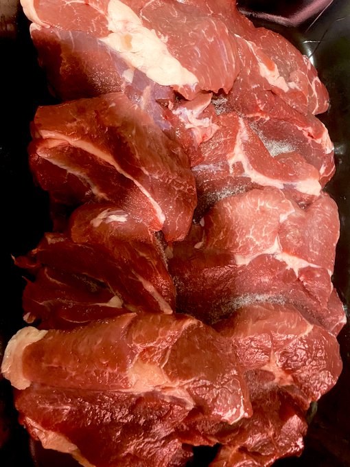 ラム肉1kg貰ったのでパプリカパウダーシーズニングとすりおろしニンニクで下味漬け 