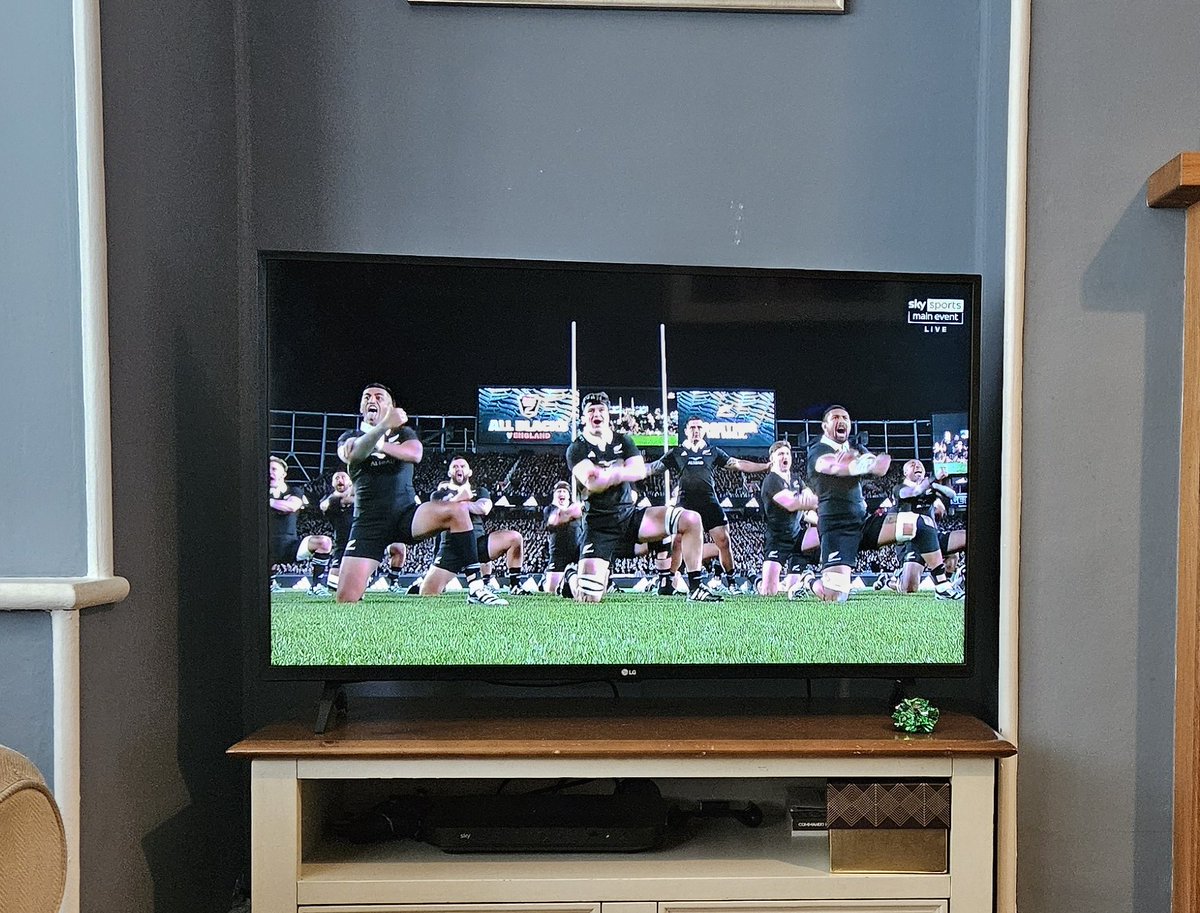 mikesmithldn's tweet photo. Best way to start the weekend! A cup of tea and England vs New Zealand 🌹 🌿 https://t.co/5niuRu5FJO