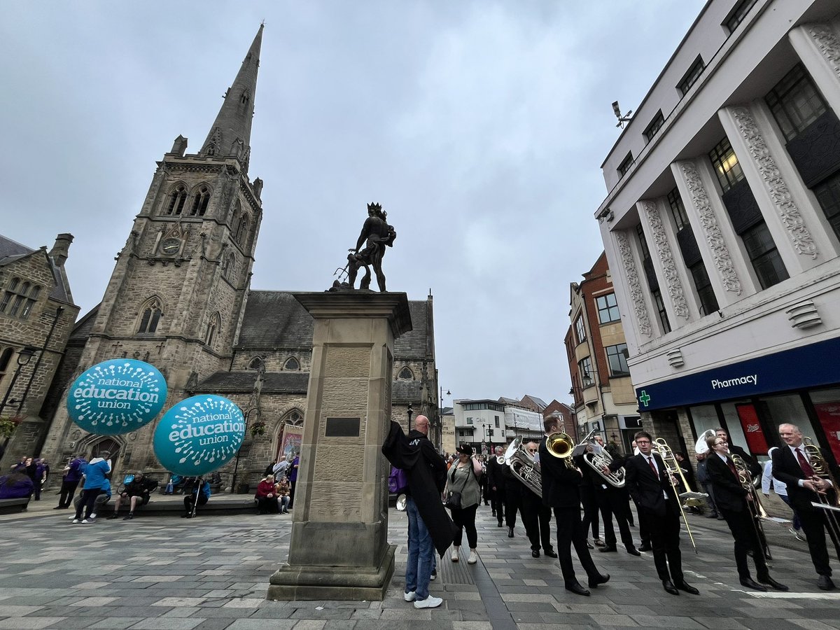 Laure Lamoureux (@laure_lx) on Twitter photo 🪧💪🎷🎺C’est parti pour le #DurhamMinersGala : un défilé de 200.000 personnes dans les rues de <a href="/DurhamCouncil/">Durham County Council</a> en commémoration des grèves des mineurs
<a href="/industriAll_EU/">industriAll Europe</a> <a href="/DurhamMiners/">Durham Miners' Association</a>
#Solidarité 🪧💪🎷🎺C’est parti pour le #DurhamMinersGala : un défilé de 200.000 personnes dans les rues de <a href="/DurhamCouncil/">Durham County Council</a> en commémoration des grèves des mineurs
<a href="/industriAll_EU/">industriAll Europe</a> <a href="/DurhamMiners/">Durham Miners' Association</a>
#Solidarité