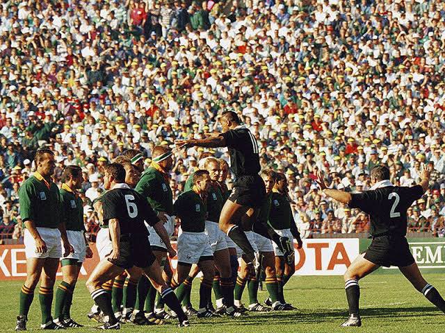Bring back teams facing the Haka head on. It’s a war challenge, it’s supposed to be confrontational. 

If the risk is players fighting, ref it aggressively (straight cards), and you give the other team the choice if they want to face it. 

Simple, really 🤷🏻‍♂️

#NZLvENG