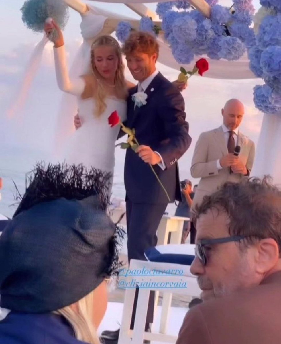 alzastovolume's tweet photo. Uno scatto meraviglioso e pieno di significato
Massimo ed Eleonora 
Clizia e Paolo 
Un cerchio che si apre con sapore di mare 2 e si chiude sempre sulla stessa spiaggia 💙♾️ #ciavarrini https://t.co/j13Mgdy6Mn