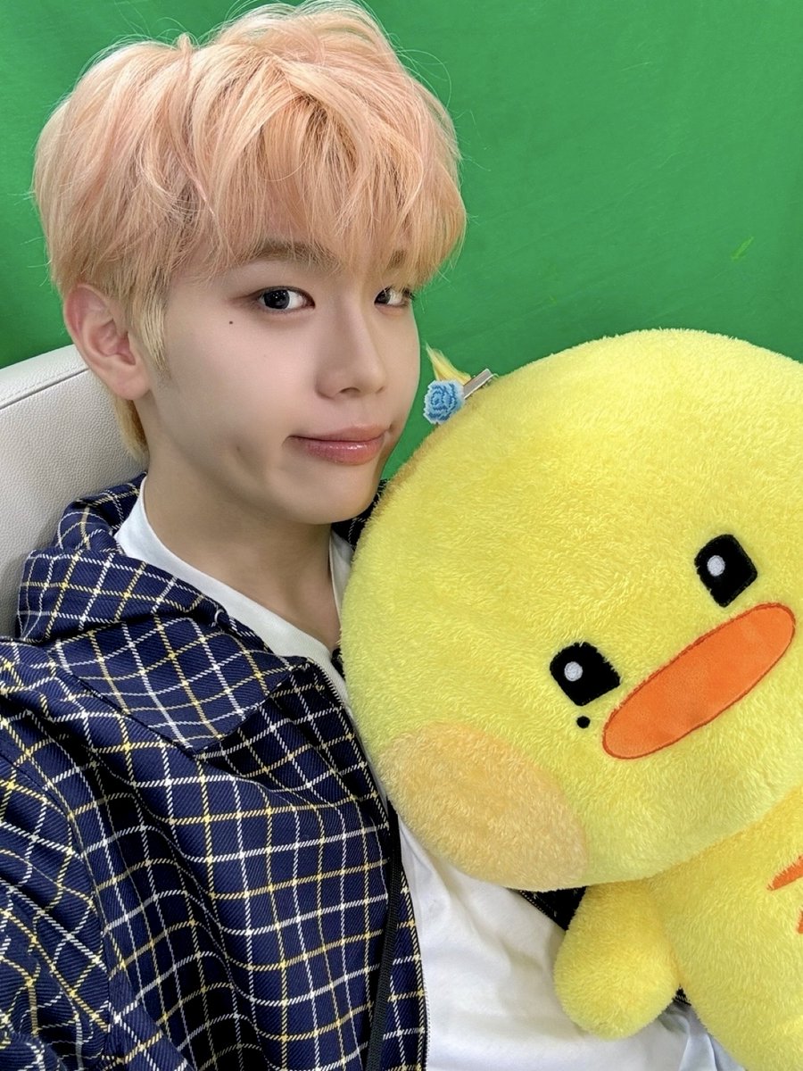 ZB1_official's tweet photo. _𝗭𝗘𝗥𝗢𝗙𝗢𝗖𝗨𝗦

알록달록한 케이크만큼이나 귀여웠던 생일 라이브🎂 하루 일찍 맞이한 덕분에 태래와 제로즈 모두 기쁨과 재미를 두 배로 느낄 수 있었어요🌹

#ZEROBASEONE #ZB1
#제로베이스원 https://t.co/1LO7GqzeJt