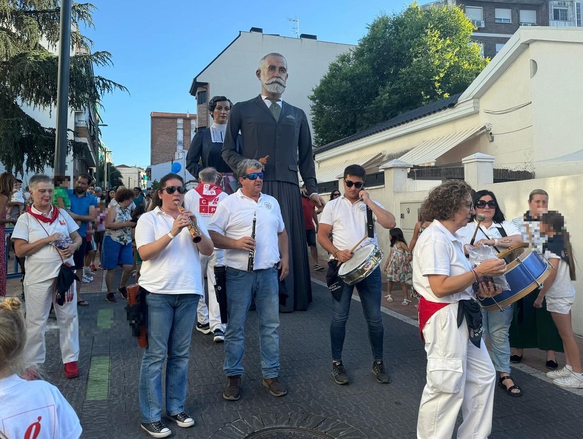 Vox_Pozuelo's tweet photo. 💚 Ayer comenzamos las fiestas en honor a Nuestra Sra. del Carmen disfrutando junto a la Comparsa de Gigantes y Cabezudos de #PozueloDeAlarcón y, los más pequeños, en el encierro “chiqui”.

#CuidaTusTradiciones
#VoxPozuelo https://t.co/wb5cgLghb6