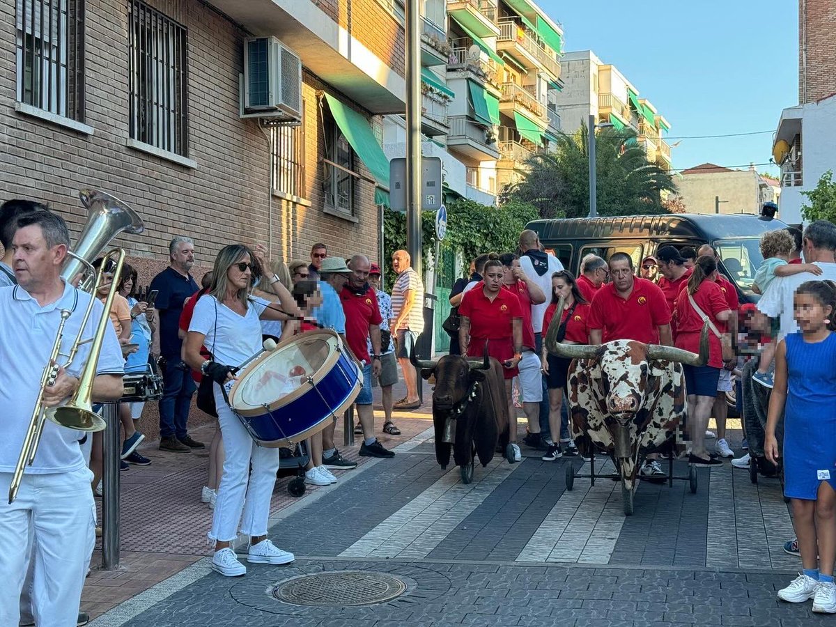 Vox_Pozuelo's tweet photo. 💚 Ayer comenzamos las fiestas en honor a Nuestra Sra. del Carmen disfrutando junto a la Comparsa de Gigantes y Cabezudos de #PozueloDeAlarcón y, los más pequeños, en el encierro “chiqui”.

#CuidaTusTradiciones
#VoxPozuelo https://t.co/wb5cgLghb6