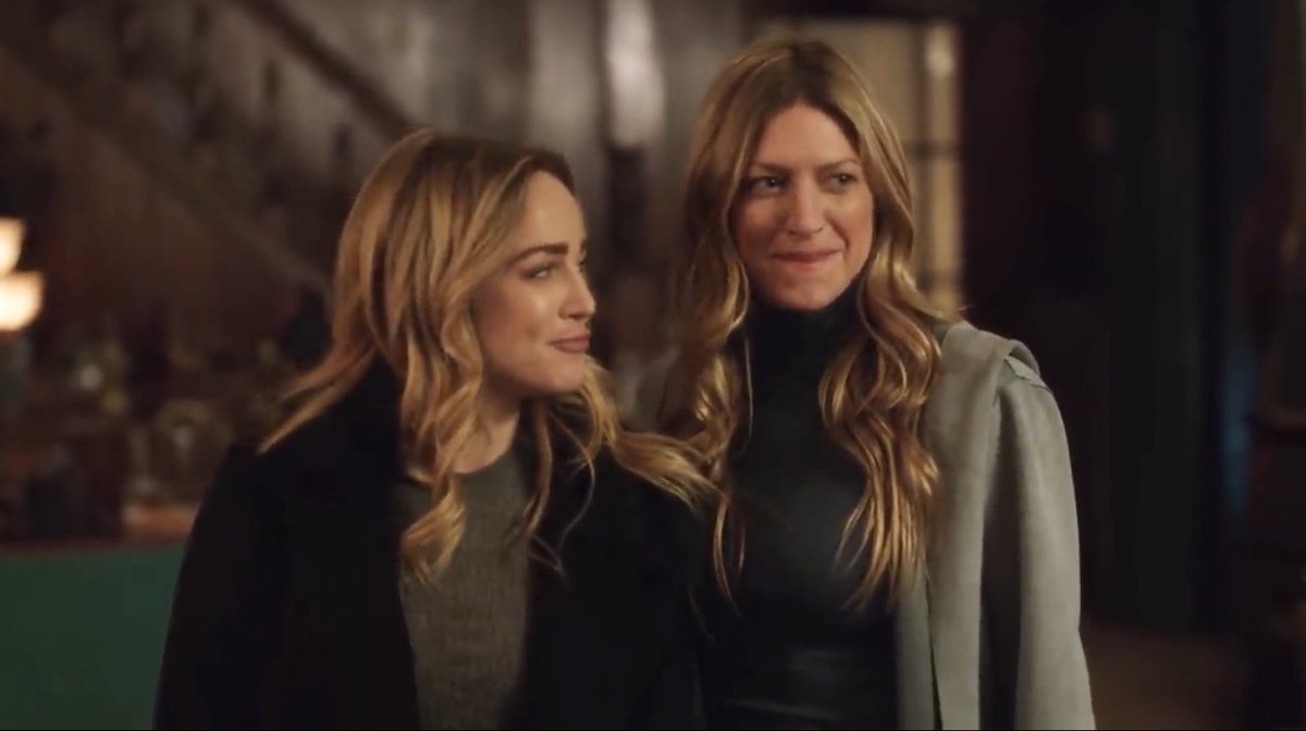 Loveislove023's tweet photo. Avalance -even when they’re fighting - even when they’re robots fighting.
#SaveLegendsOfTomorrow https://t.co/R1AjoBYPno