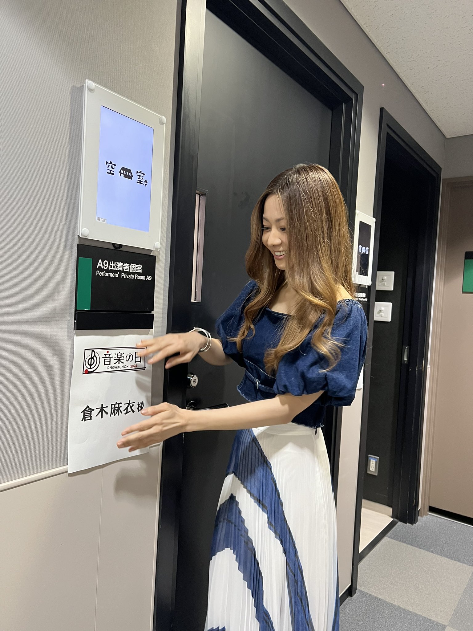 倉木麻衣サイン入り会場限定FC入会継続特典ポスター白ノースリーブ銀ネックレス笑顔 倉木麻衣サイン入り会場限定FC入会継続特典ポスター白
