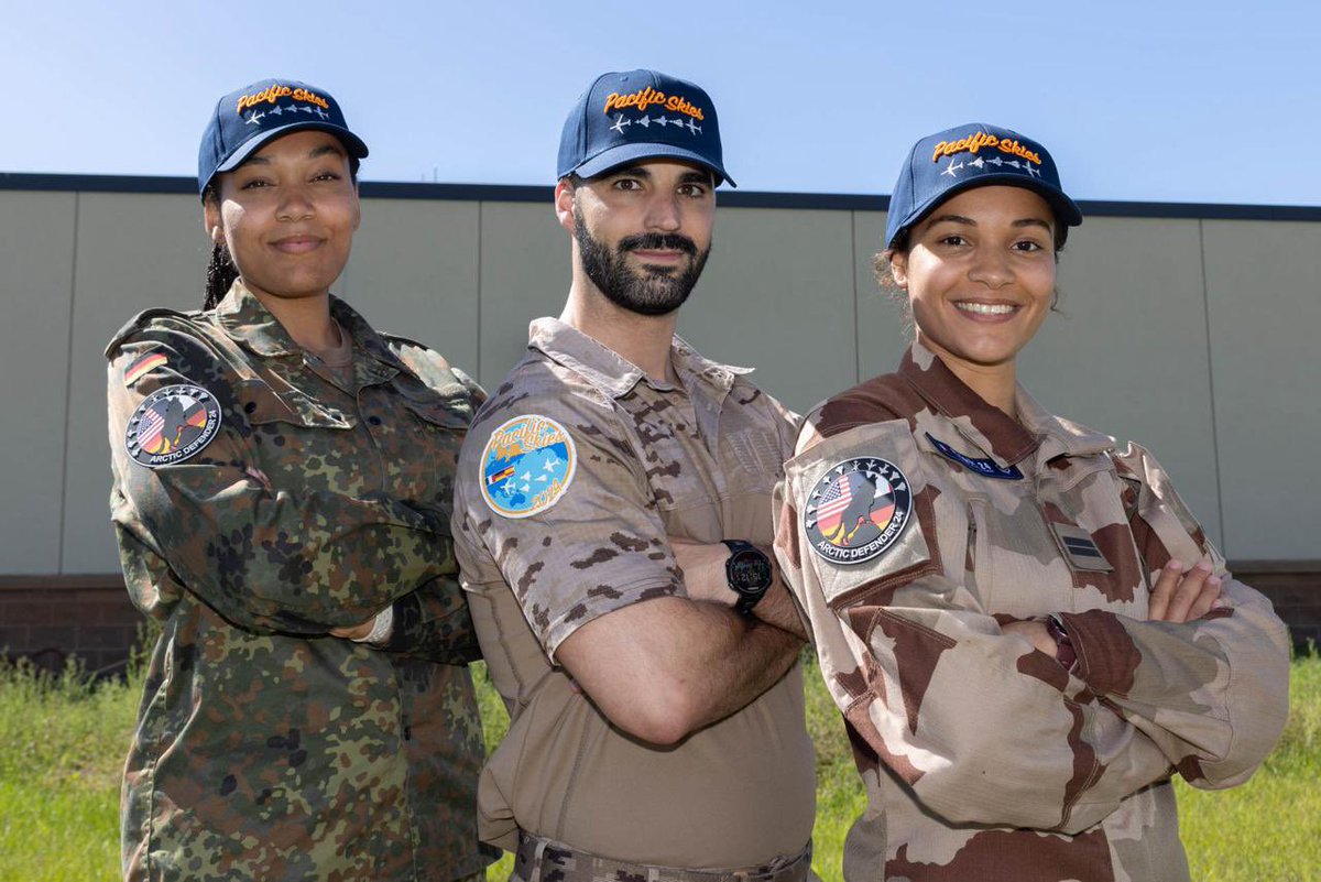 🇪🇸 , 🇫🇷 und wir sind mit #PacificSkies24 auf dem Weg um die Welt. Gemeinsam zeigen wir, dass Europa bereit ist Verantwortung zu übernehmen und dass die drei Länder eng zusammenarbeiten. Für ein gemeinsames Ziel. <a href="/EjercitoAire/">Ejército del Aire y del Espacio</a> <a href="/Armee_de_lair/">Armée de l'Air et de l'Espace</a>