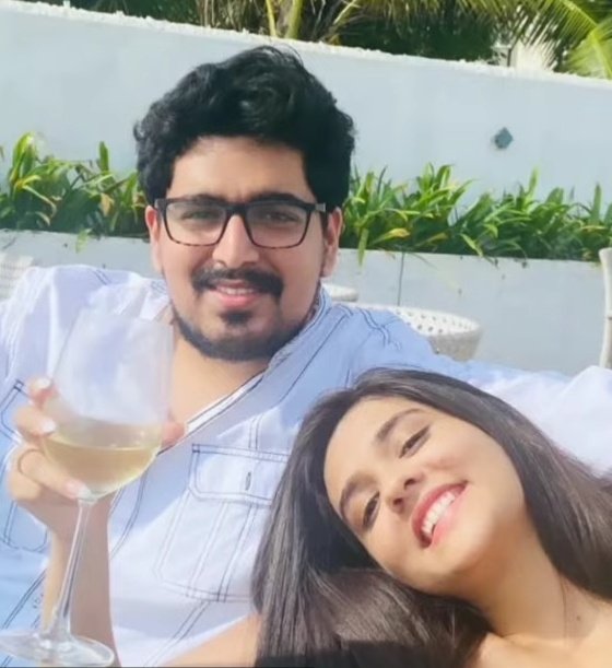 Nayyysss8's tweet photo. #RonAli best nashedi couple 🥴❤️
Nibbi Rathod hesitates to show her bf in front of people in the fear of losing shippers who are the only way to her fame & success. Lies in her ig stories calling him "dost"
#PranaliRathod #pinkvillatelly #yrkkh https://t.co/3Chzt17jww