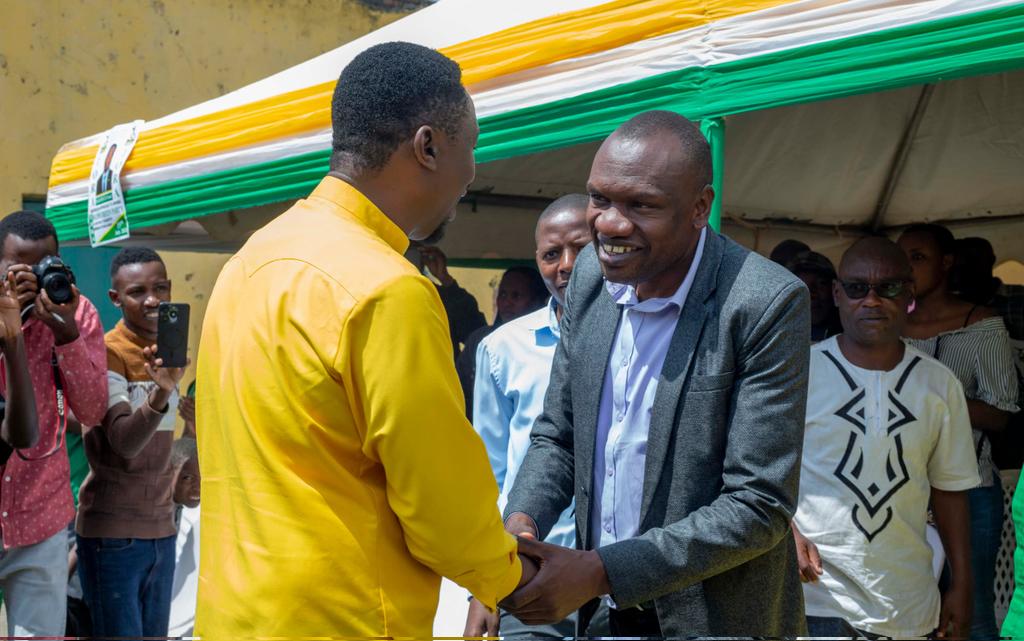 MugishaHV's tweet photo. Dufashe uyu mwanya dushimira abaturage bene ubutegetsi ,bo mu ntara @RwandaNorth uburyo bakiriye abakandida #depite ba @DemGreenPartyRw ndetse na kandida #Perezida @Drfrankhabineza ,dukomeza kubizeza ko @Drfrankhabineza atazabatenguha.
#ToraGreenParty
#ToraHabineza
#Waneza
#Rwot https://t.co/DXXoJGJdUH