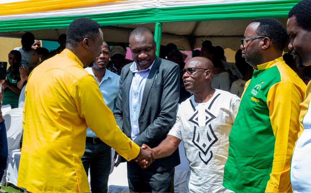 MugishaHV's tweet photo. Dufashe uyu mwanya dushimira abaturage bene ubutegetsi ,bo mu ntara @RwandaNorth uburyo bakiriye abakandida #depite ba @DemGreenPartyRw ndetse na kandida #Perezida @Drfrankhabineza ,dukomeza kubizeza ko @Drfrankhabineza atazabatenguha.
#ToraGreenParty
#ToraHabineza
#Waneza
#Rwot https://t.co/DXXoJGJdUH