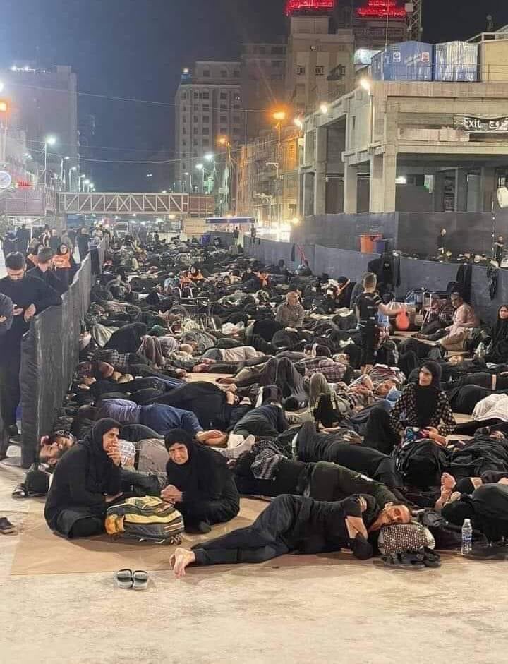 الزائر الإيراني أنسان بسيط وفقير اتعبه الحصار الاقتصادي وضنك العيش وهو مطمئن منكم.....
شعب لادخل له بالسياسة جاء قاصد حرم المولى ابا عبدالله عليه السلام وأهل بيته صلوات الله عليهم أجمعين 
فرفقاً يامن تجدونهم بالطرقات والشوارع وبالمواكب   فانهم ضيوف وزوار الإمام الحسين عليه السلام