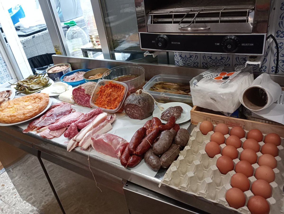 BogavanteSalud's tweet photo. Vamos a ver, estoy en Piles almorzando y me dice el dueño:

"Pasa a la cocina y le dices a la cocinera de que quieres el bocadillo"

Es que España es una cosa tremenda. https://t.co/hnu9RYSTMT