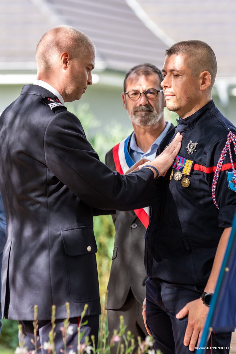 #VieDuCorps | Ce vendredi 12 juillet, le capitaine Jérémie Pennerat, commandant de la 3e compagnie de Sarreguemines / Bitche, a officiellement confié le commandement de l'unité opérationnelle de Bettviller au sergent-chef Arnaud Rittie. Félicitations ! 👏🏻