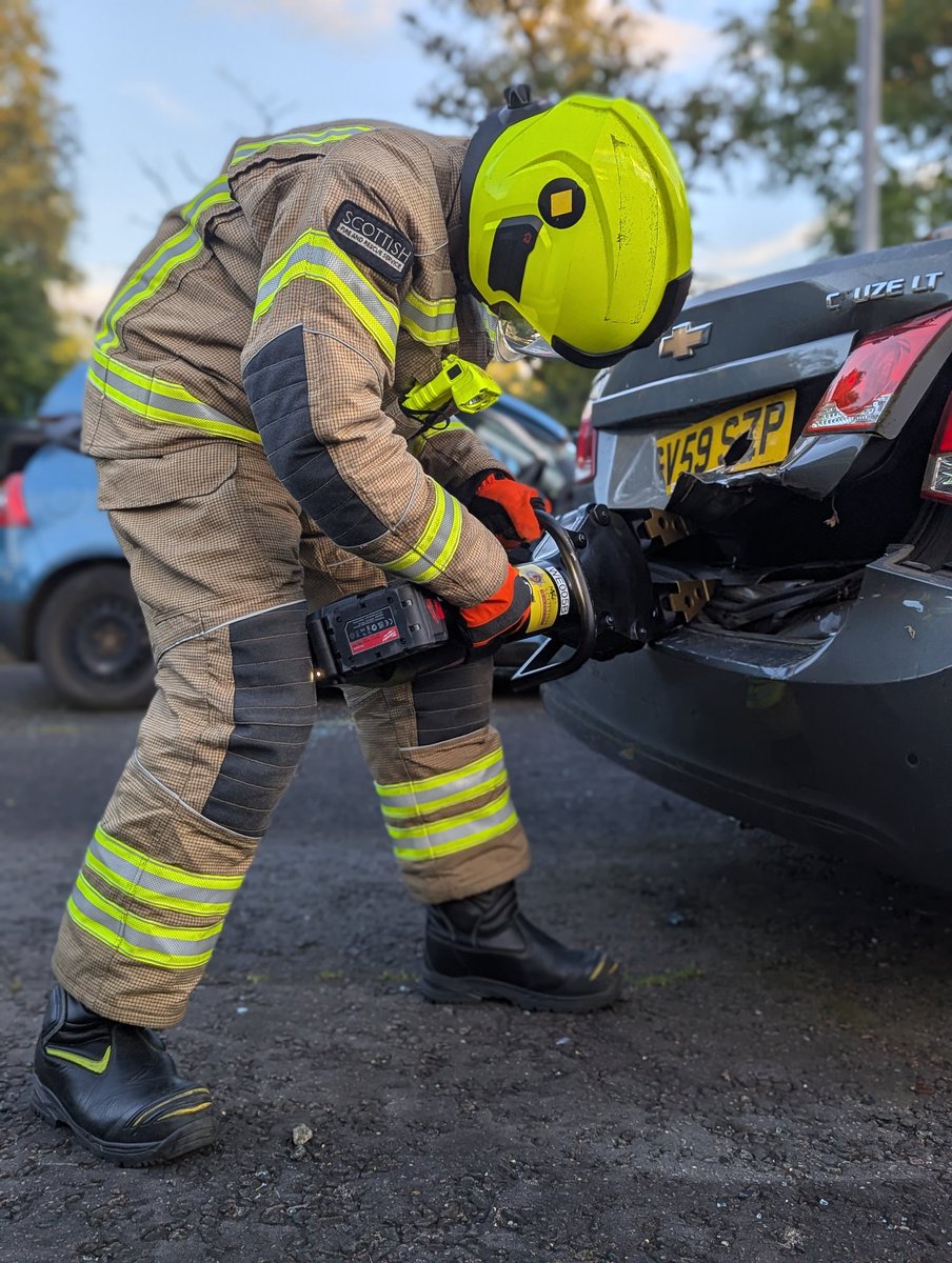 FireCallander's tweet image. Practice with our @weberrescue E-Draulic Spreading Tool. These tools are a game changer compared to a hydraulic pump and hoses!
RTCs are a large part of our role and tools like this are essential for gaining quick access to trapped casualties. 🚒