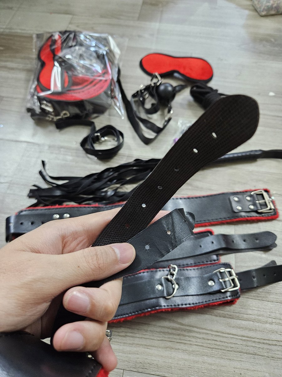 remondbasement's tweet photo. THANH LÝ HÀNG LỖI
🏷Bộ SM đỏ đen
👉🏻8 món 💰1️⃣2️⃣0️⃣
👉🏻10 món 💰1️⃣4️⃣0️⃣
👉🏻Lỗi bung lớp lót phần dây khóa, còn lại đều mới tinh
Tham khảo thêm sản phẩm tại ⤵️
🌐 https://t.co/5kPQMCSkT7
#bdsm #bondage #sale #collar #handscuff #blindfold #ballgag #nippleclips #rope https://t.co/p9zXdXaid5