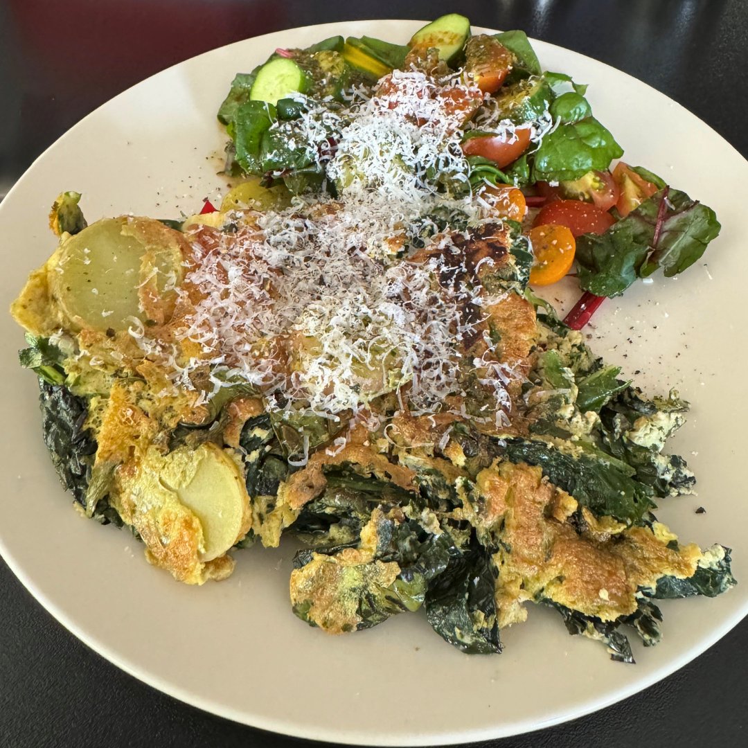 mhretirement's tweet image. 🌱 From plot to plate! 🍳
Our Co-Owner whipped up a mouthwatering kale frittata, beetroot leaf salad, and pea basil pesto dressing—all made with ingredients grown at Middleton Hall Retirement Village. Even the eggs are from our own chickens! 🐔🍽️

#FarmToFork #LocalIngredients
