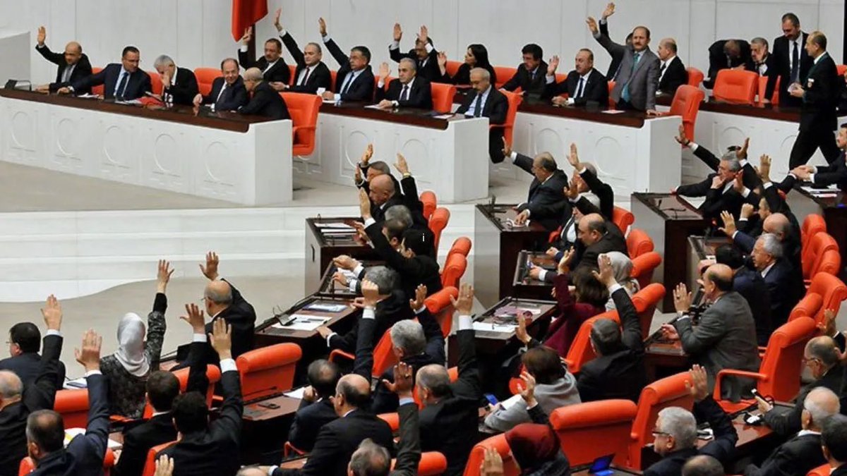 CHP'nin TBMM'ye sunmuş olduğu "bürokratların ikinci maaşının asgari ücreti geçmemesine" dair önergesi, AKP ve MHP milletvekillerinin oylarıyla reddedildi.