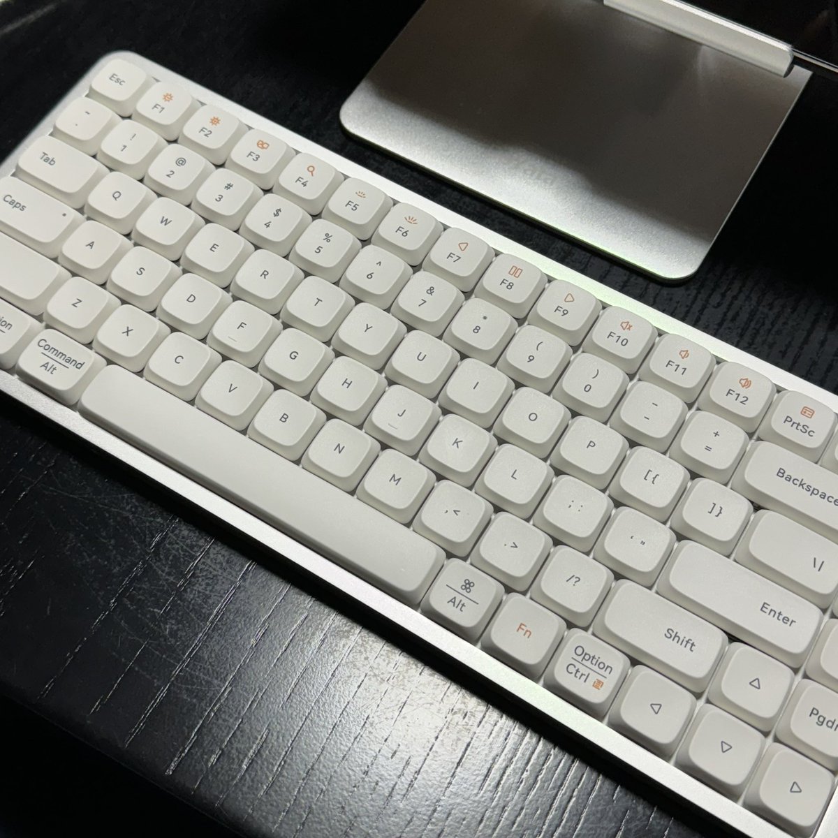 kuribon357's tweet photo. キーボード Lofree FLOW。高くて手が出せずにいましたが、アマゾンのセールで-40%引きになっていたので、思わず購入してしまいました。☺️ #lofreeflow #lofree #キーボード https://t.co/kBUeVav5u3